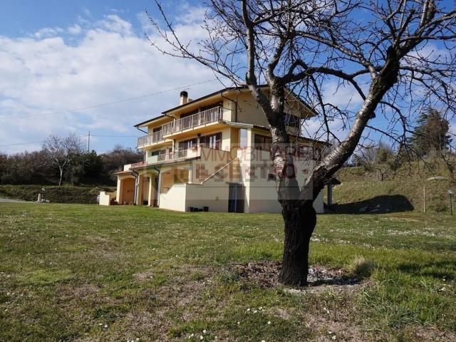 Villetta bifamiliare in vendita di 250 m²