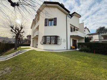 Villetta bifamiliare in vendita di 250 m²