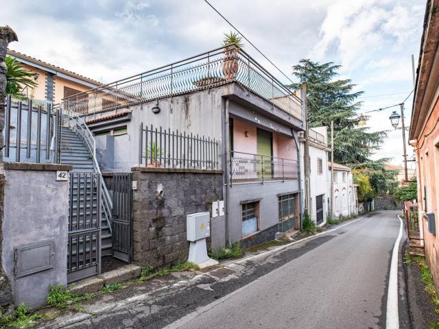 Villetta bifamiliare in vendita di 251 m² in Via Umberto, 42