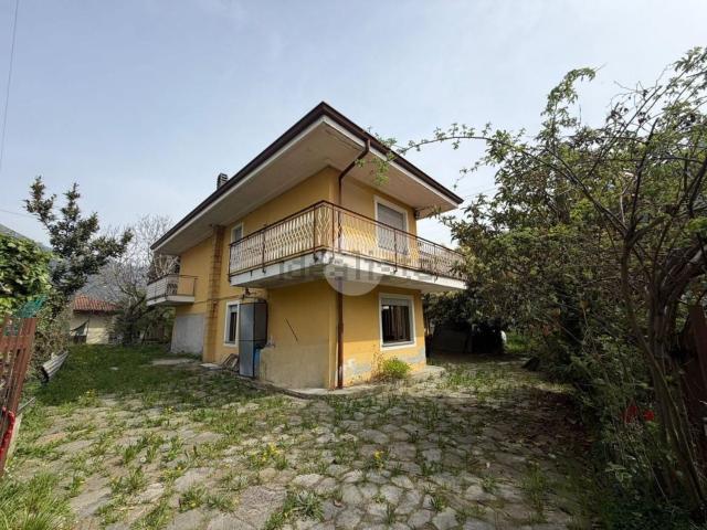 Case e ville in vendita di 251 m² in Via Valacchia, 38
