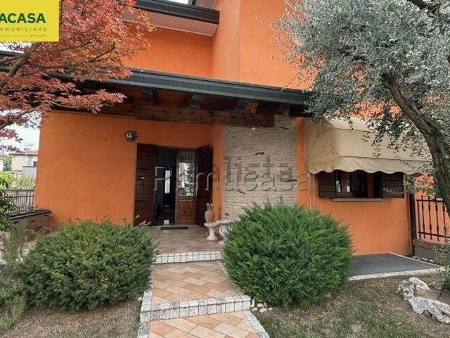 Villetta bifamiliare in vendita di 251 m² in Via Cavin Caselle, 82