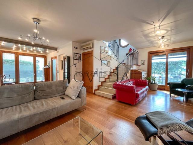 Villetta bifamiliare in vendita di 251 m² in Via M. Tabanelli