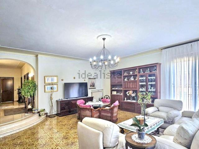 Villetta bifamiliare in vendita di 251 m² in Via Amoa