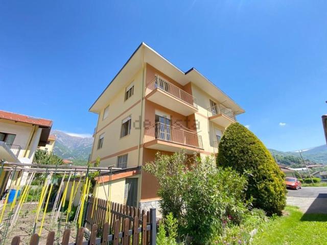 Villetta bifamiliare in vendita di 252 m² in Via Vittorio Combe, 5