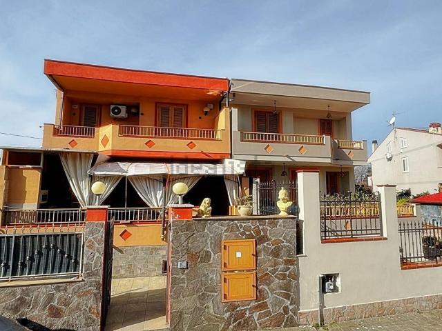 Villetta bifamiliare in vendita di 252 m² in Via Galatea, 41