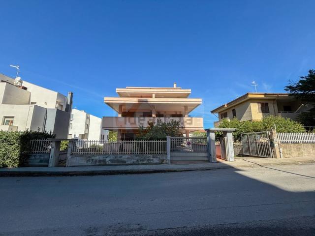 Villetta bifamiliare in vendita di 252 m² in Via Gorizia, 30