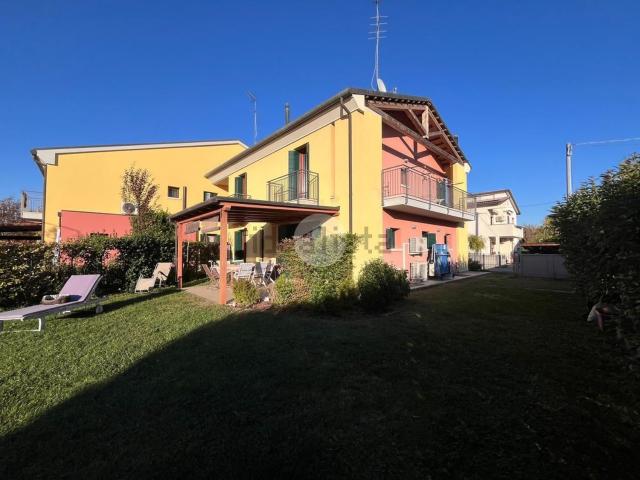 Villetta bifamiliare in vendita di 252 m² in Via Guglielmo Marconi, 10
