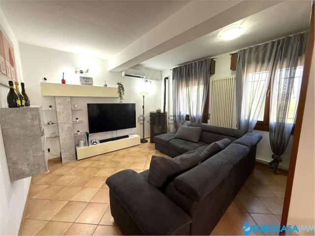 Villetta a schiera in vendita di 257 m² in Strada Statale Romana Nord, 126