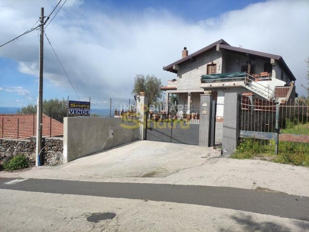 Villetta bifamiliare in vendita di 257 m² in Via Cavaliere Bosco, 202