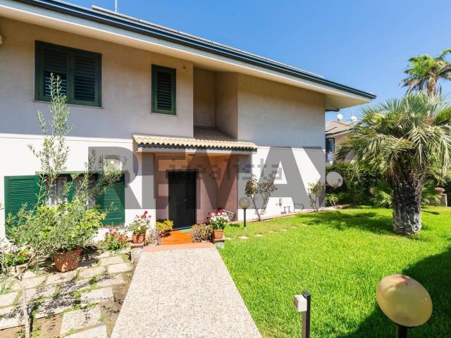 Villetta bifamiliare in vendita di 257 m² in Via Modena, 29