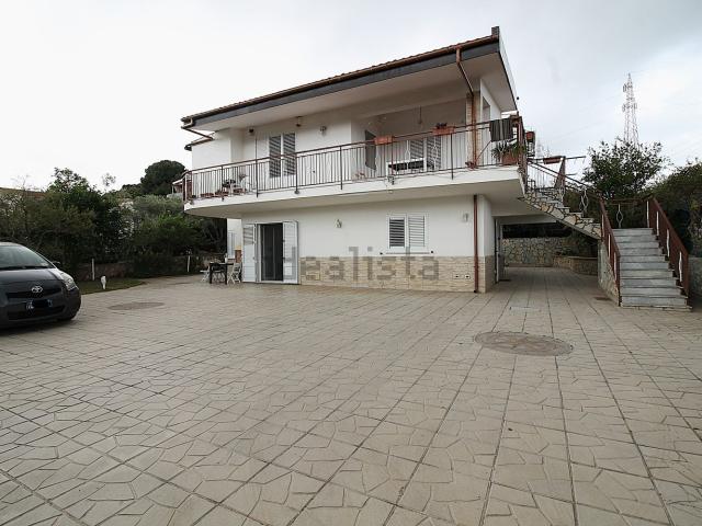 Villetta bifamiliare in vendita di 257 m² in Viale delle Mimose, 12
