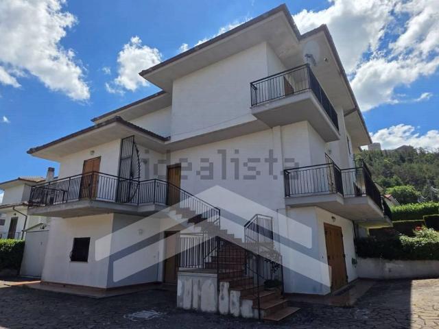 Villetta bifamiliare in vendita di 254 m² in Contrada San Giacomo, 96