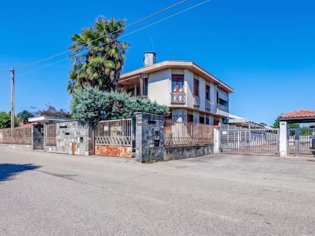 Villetta bifamiliare in vendita di 254 m² in Via Dante Alighieri