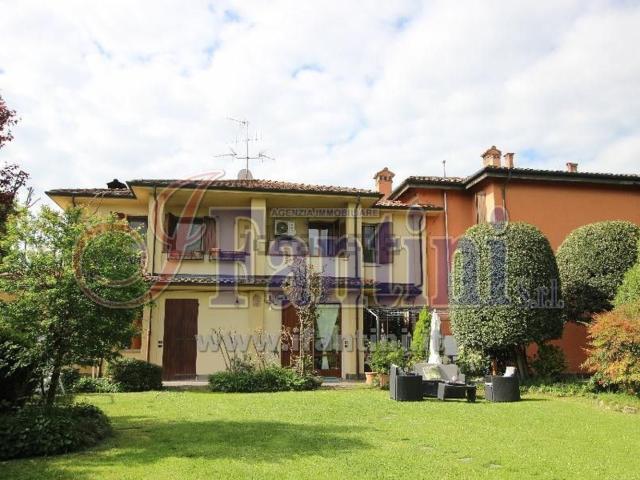 Villetta bifamiliare in vendita di 254 m² in Via della Torretta, 4