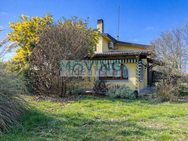 Villetta bifamiliare in vendita di 254 m² in Via Elicona, 16