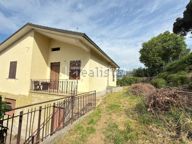 Villetta bifamiliare in vendita di 370 m² in Via Papa Giovanni XXIII