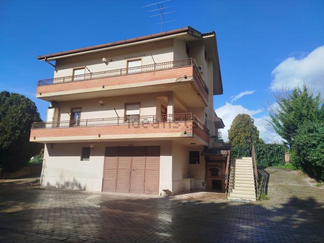 Villetta bifamiliare in vendita di 254 m² in Via Santa Petronilla