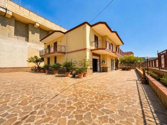 Villetta bifamiliare in vendita di 255 m² in Contrada astroni, 334