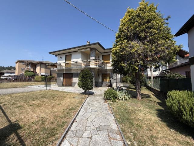 Villetta bifamiliare in vendita di 255 m² in Via Tofane, 5