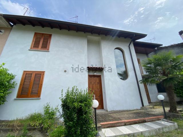 Villetta bifamiliare in vendita di 255 m² in Via Aronco