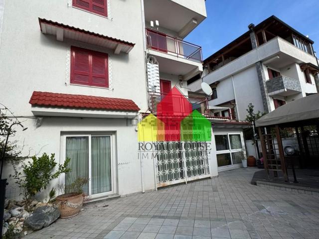 Villetta bifamiliare in vendita di 255 m² in Via Enrico Fermi, 175