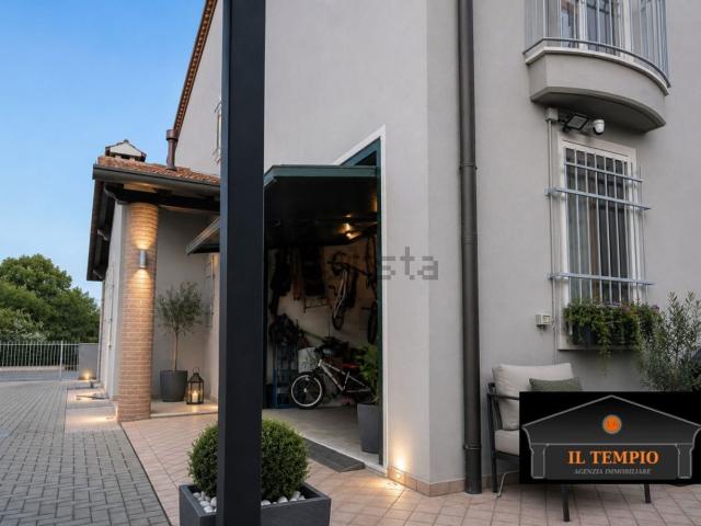 Villetta bifamiliare in vendita di 255 m² in Via Fabio Filzi