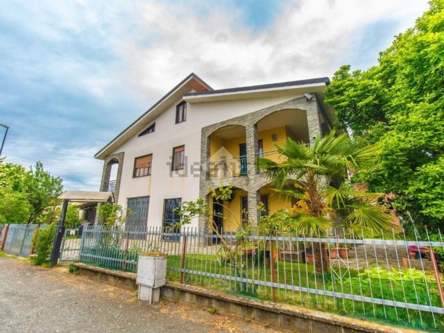 Villetta bifamiliare in vendita di 255 m² in Via General Perotti, 12