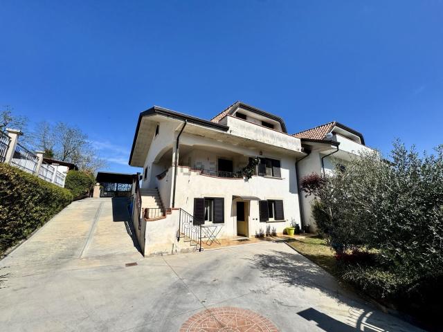 Villetta bifamiliare in vendita di 255 m² in Via Madonna del Carmine
