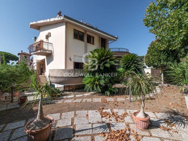 Villetta bifamiliare in vendita di 255 m² in Via Pirgus, 25
