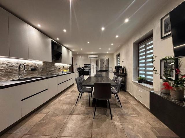 Villetta bifamiliare in vendita di 256 m² in Via Giuseppe Verdi, 8