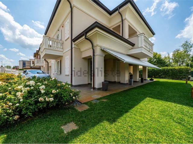 Villetta bifamiliare in vendita di 256 m² in Via P.A. Renoir, 28