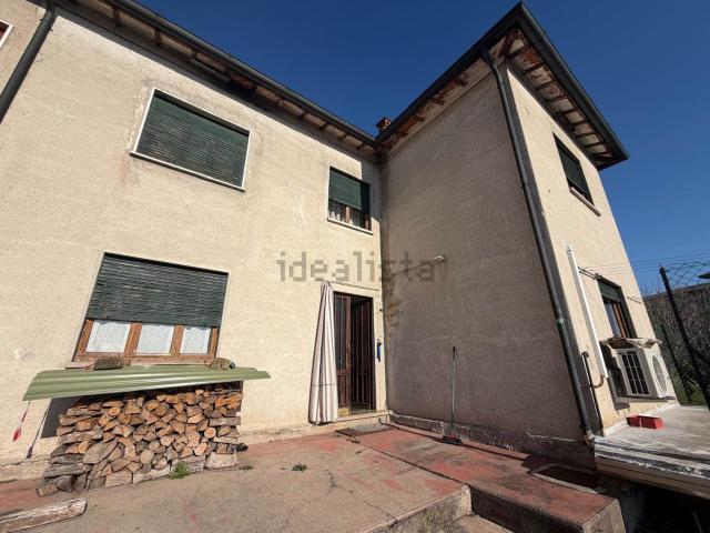 Villetta bifamiliare in vendita di 256 m² in Via Pasubio, 12