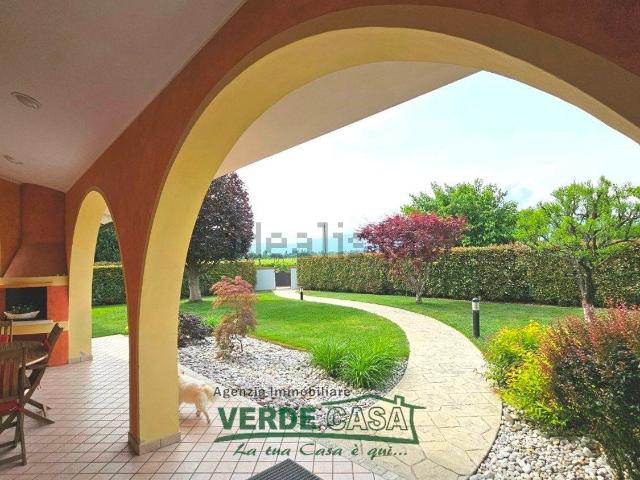 Villetta bifamiliare in vendita di 256 m² in Via Laguna