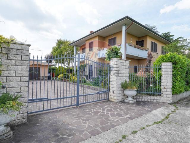 Villetta bifamiliare in vendita di 258 m² in Via Trento, 21