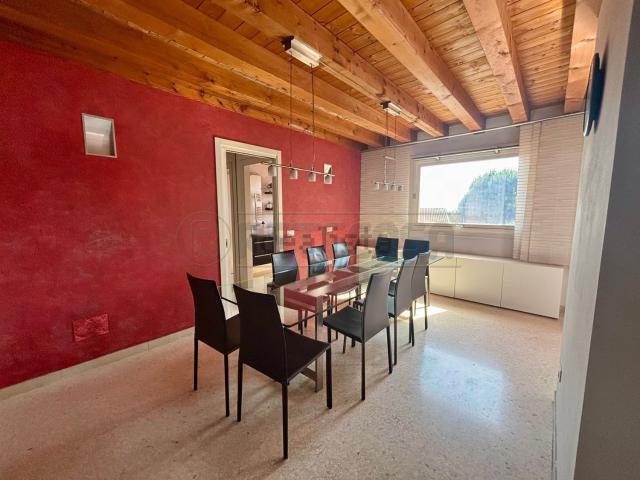 Villetta bifamiliare in vendita di 258 m² in Via Vallugana