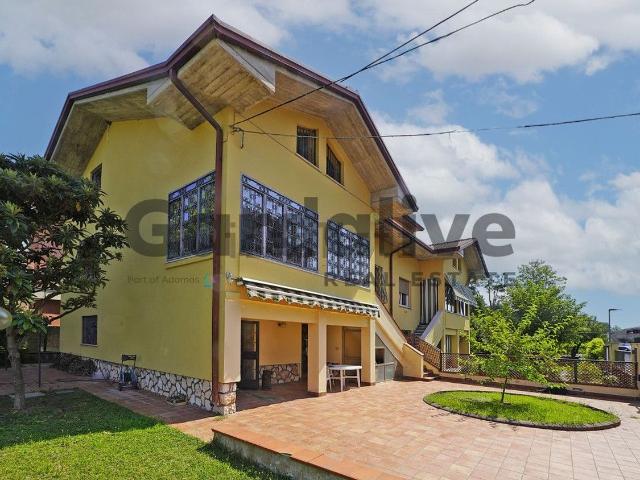Villetta bifamiliare in vendita di 258 m² in Via Enrico Toti
