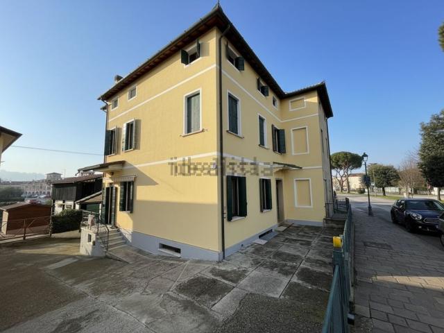 Villetta bifamiliare in vendita di 258 m² in Via Mirabello