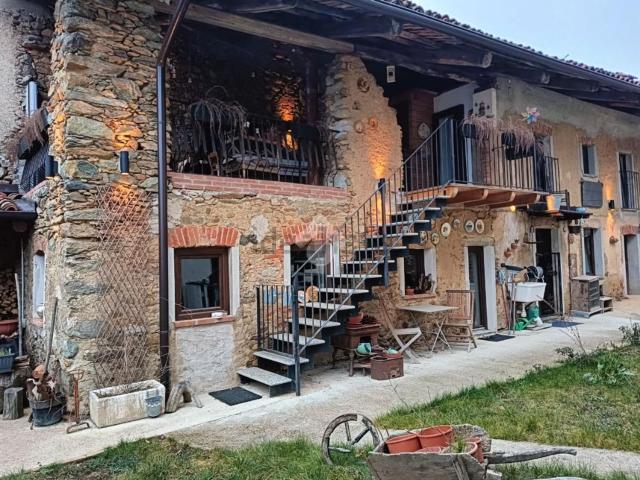 Villetta bifamiliare in vendita di 258 m² in Via Monte Grappa, 15