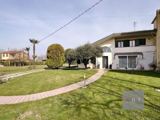 Villetta bifamiliare in vendita di 258 m²