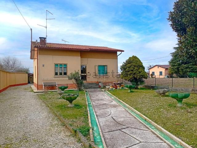 Villetta bifamiliare in vendita di 259 m² in Via Codroipo