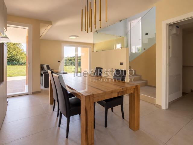 Villetta bifamiliare in vendita di 259 m² in Via Fratelli Cervi