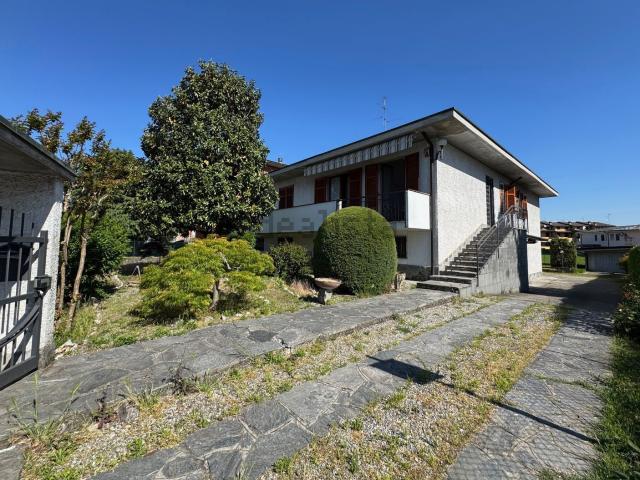Villetta bifamiliare in vendita di 259 m² in Via Pandino