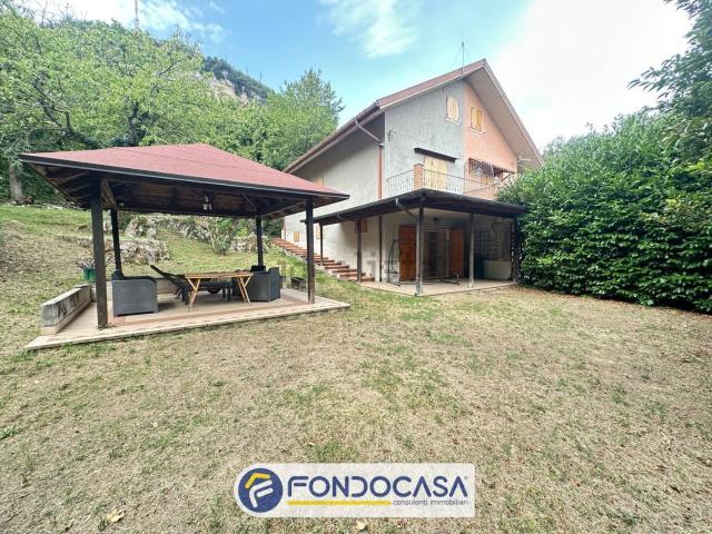 Villetta bifamiliare in vendita di 263 m² in Strada Provinciale 76 Colle San Marco, 330