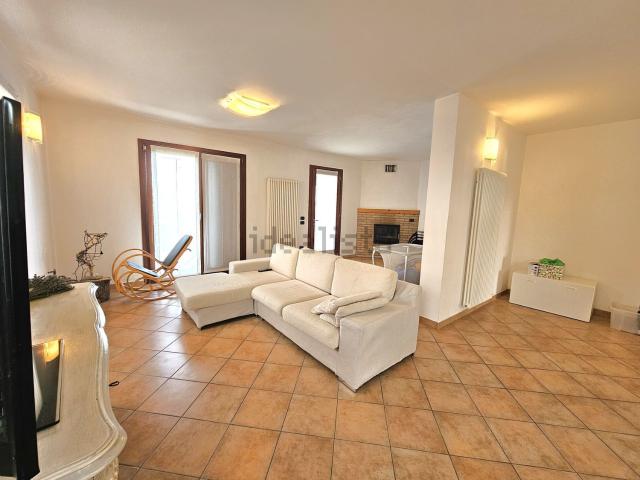Villetta bifamiliare in vendita di 263 m² in Via Chiesa, 14