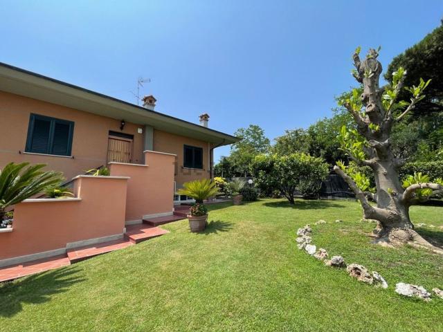 Villetta bifamiliare in vendita di 260 m² in Strada Nascosa
