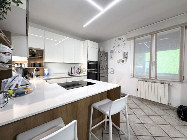 Villetta bifamiliare in vendita di 260 m² in Via Umberto Terracini