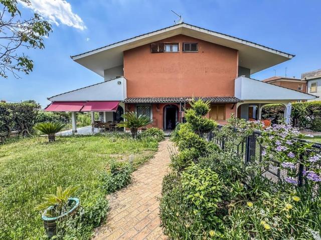 Villetta bifamiliare in vendita di 260 m² in Via Valle della Noce