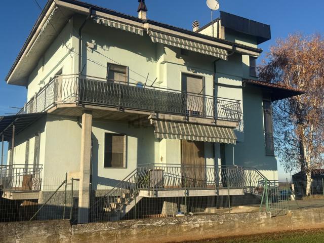 Villetta bifamiliare in vendita di 260 m² in Via Valle Po, 211