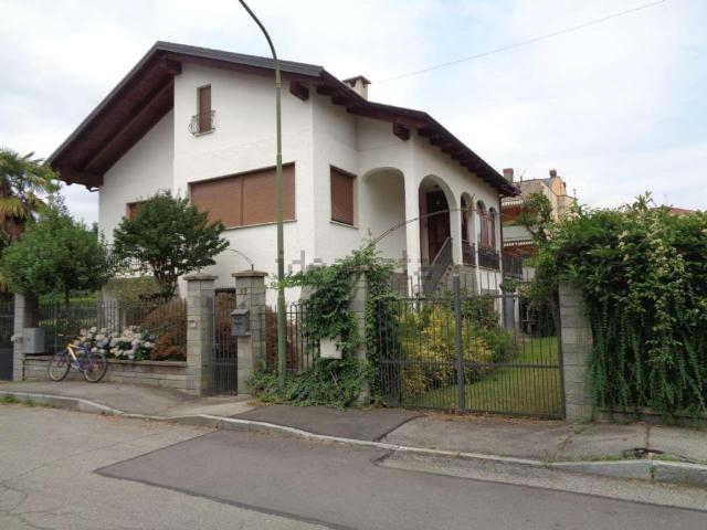 Villetta bifamiliare in vendita di 260 m² in Via Achille Grandi