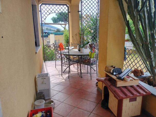 Villetta bifamiliare in vendita di 260 m² in Via Avenza